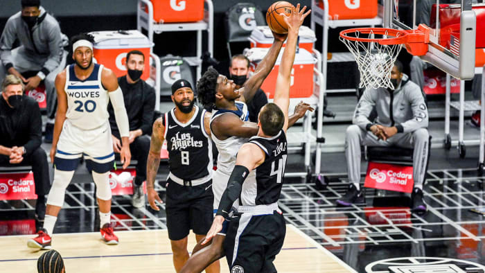 anthony-edwards-wolves-layup